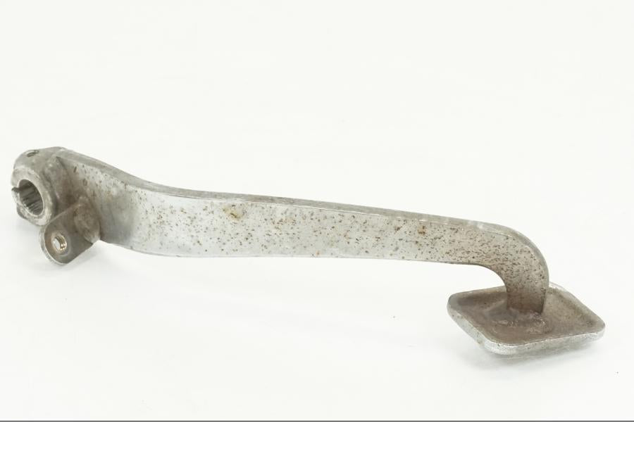 Höger sida på Bromspedal från en Suzuki VL 800 -2004 motorcykel.