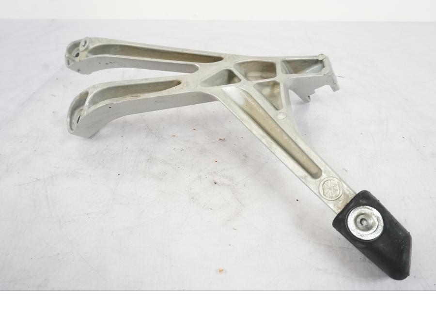 Snett uppifrån på Fotpinnefäste från en Honda VFR 1200 -2010 motorcykel.