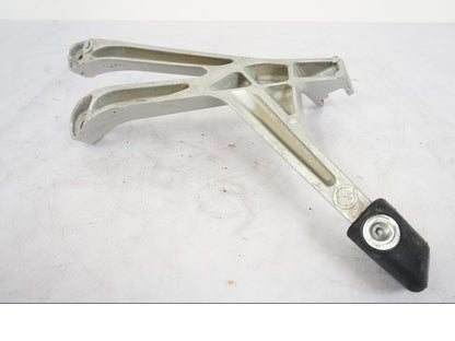 Snett uppifrån på Fotpinnefäste från en Honda VFR 1200 -2010 motorcykel.