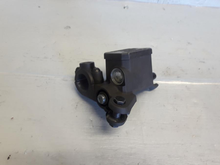 Baksidan på Bromshuvudcylinder från en Yamaha MT 125 -2017 motorcykel.