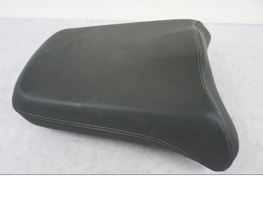 Höger sida på Sadel från en Triumph Tiger Explorer -2013 motorcykel.