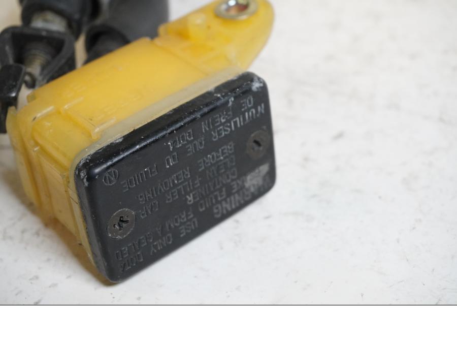 Höger sida på Bromshuvudcylinder från en Honda VTR 1000 F -2001 motorcykel.