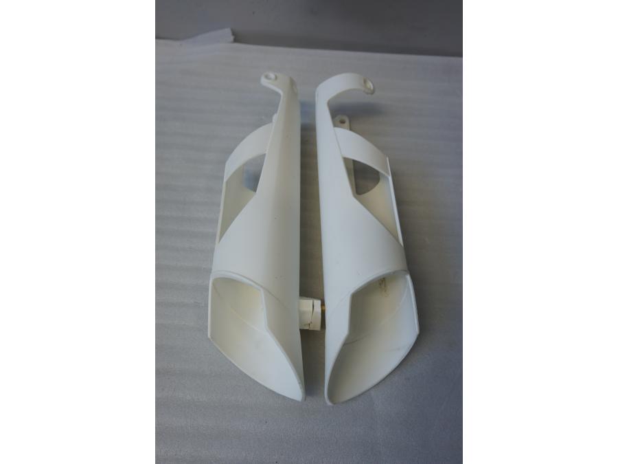 Höger sida på Gaffelbensskydd från en KTM 690 Enduro -2011 motorcykel.