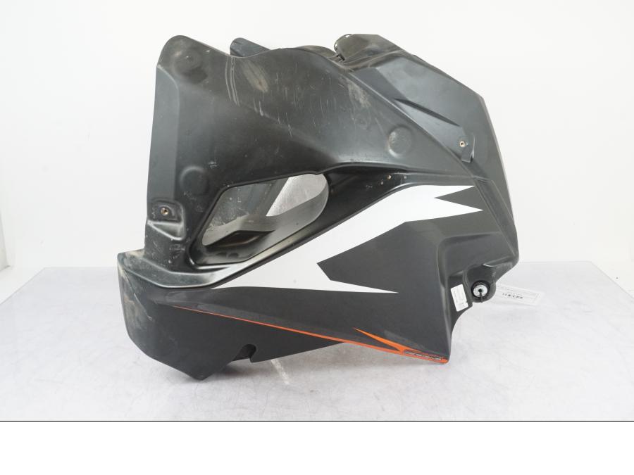 Snett uppifrån på Bensintank från en KTM 1290 Super Adventure R -2018 motorcykel.