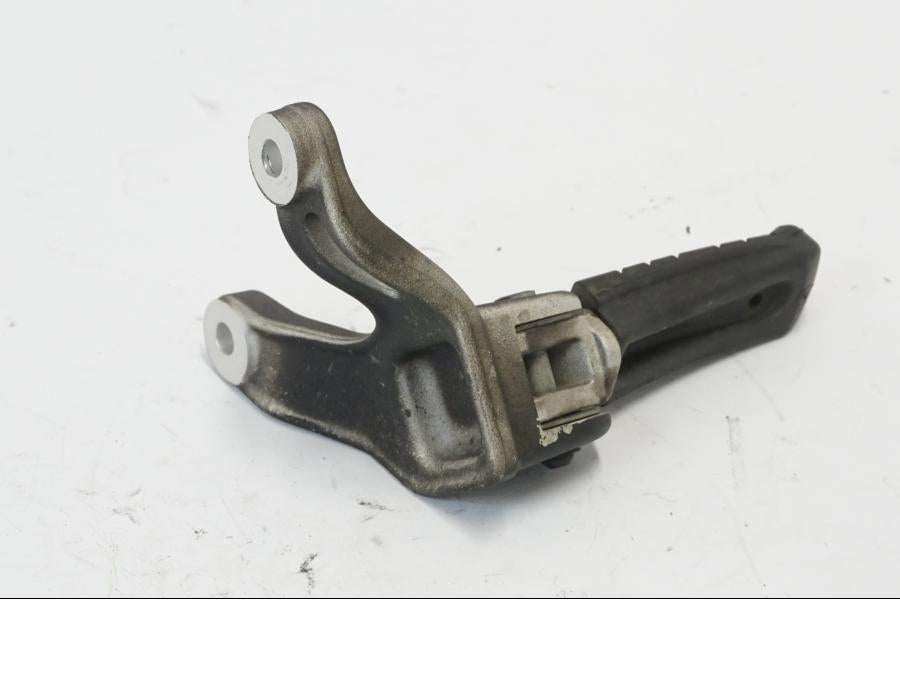 Baksidan på Fotpinne från en KTM 690 Duke -2016 motorcykel.