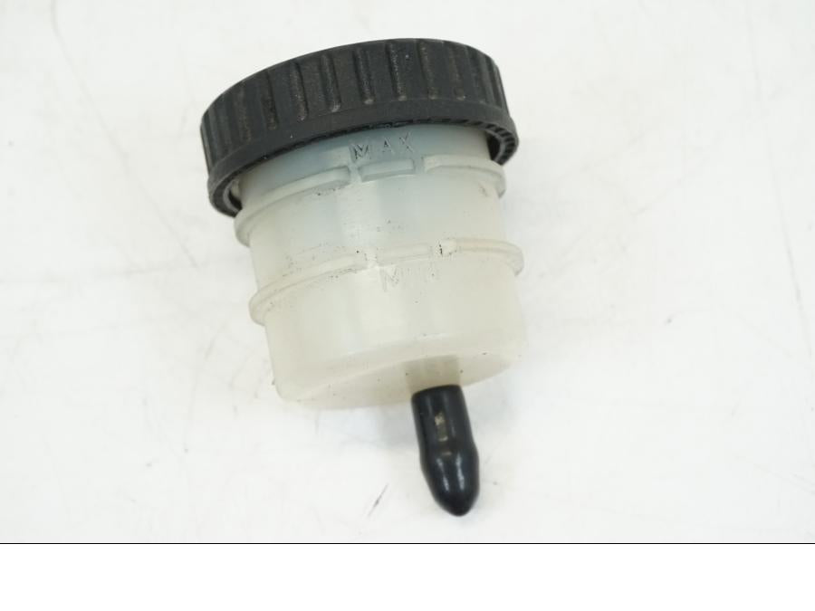 Framsidan på Bromsvätskebehållare från en BMW K 1200 LT -2004 motorcykel.