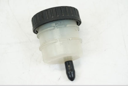 Framsidan på Bromsvätskebehållare från en BMW K 1200 LT -2004 motorcykel.