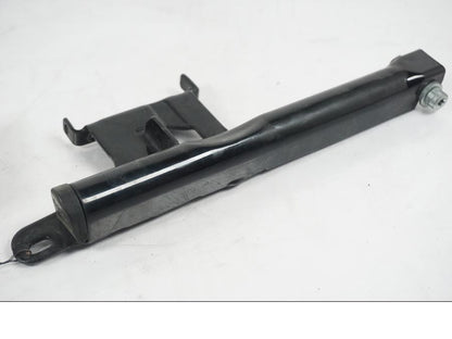 Baksidan på Ramdel från en H-D Softail Standard FXST -2001 motorcykel.