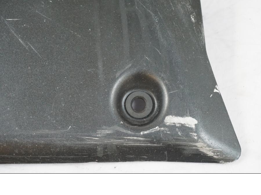 Baksidan på Värmeskydd från en Kawasaki ZX-6R -2011 motorcykel.