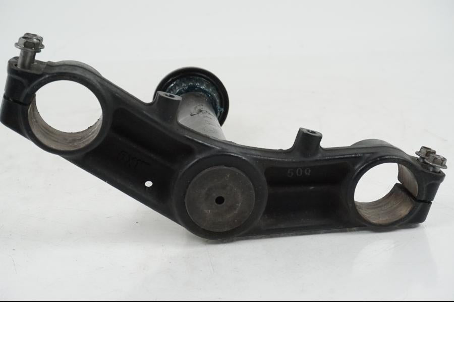 Snett nerifrån på Gaffelkrona från en Kawasaki Z 750 -2006 motorcykel.