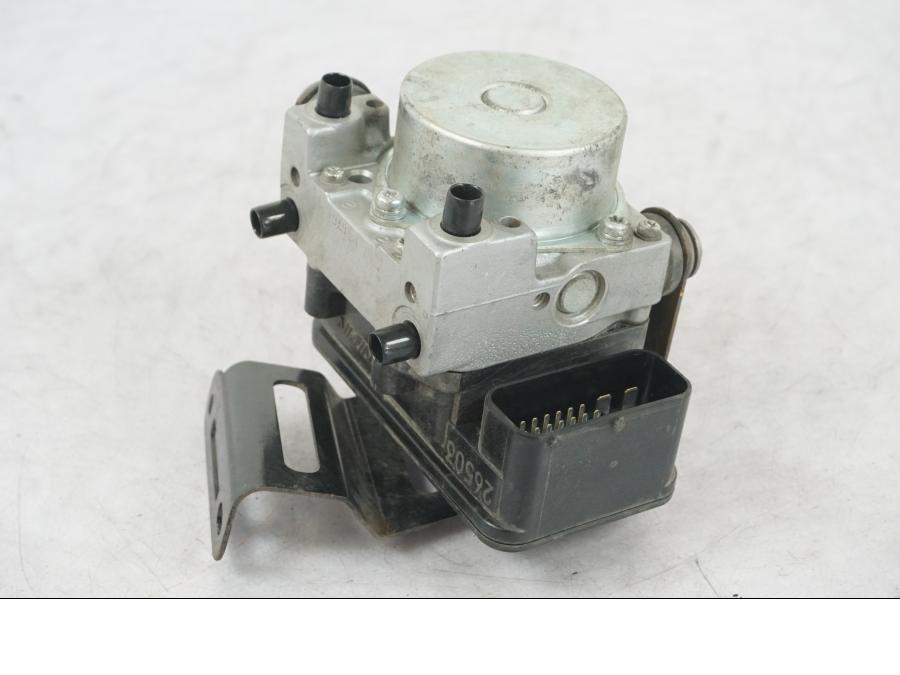 Baksidan på ABS Modulator från en Triumph Tiger Explorer -2013 motorcykel.