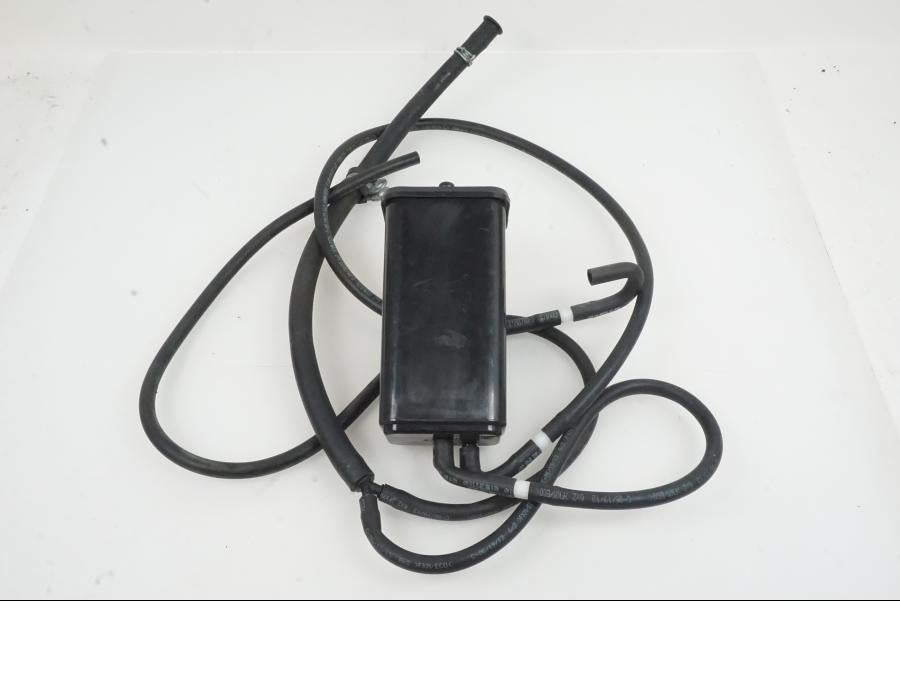 Framsidan på Fuel Evap System från en KTM 1290 Super Duke -2019 motorcykel.