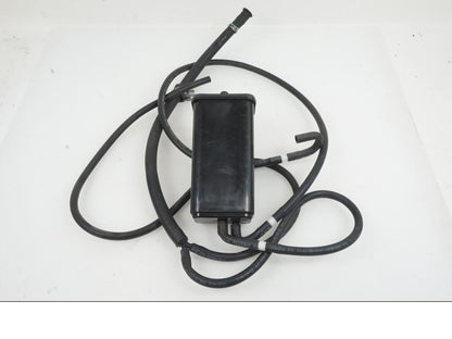 Framsidan på Fuel Evap System från en KTM 1290 Super Duke -2019 motorcykel.