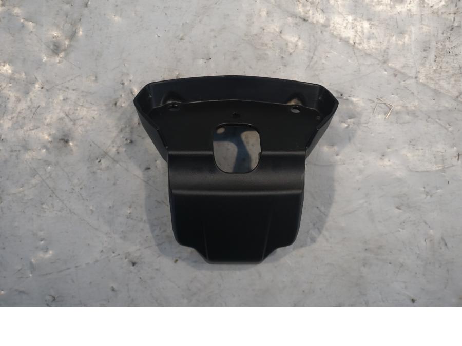 Framsidan på Instrumentpanelsfäste från en Ducati Diavel -2015 motorcykel.