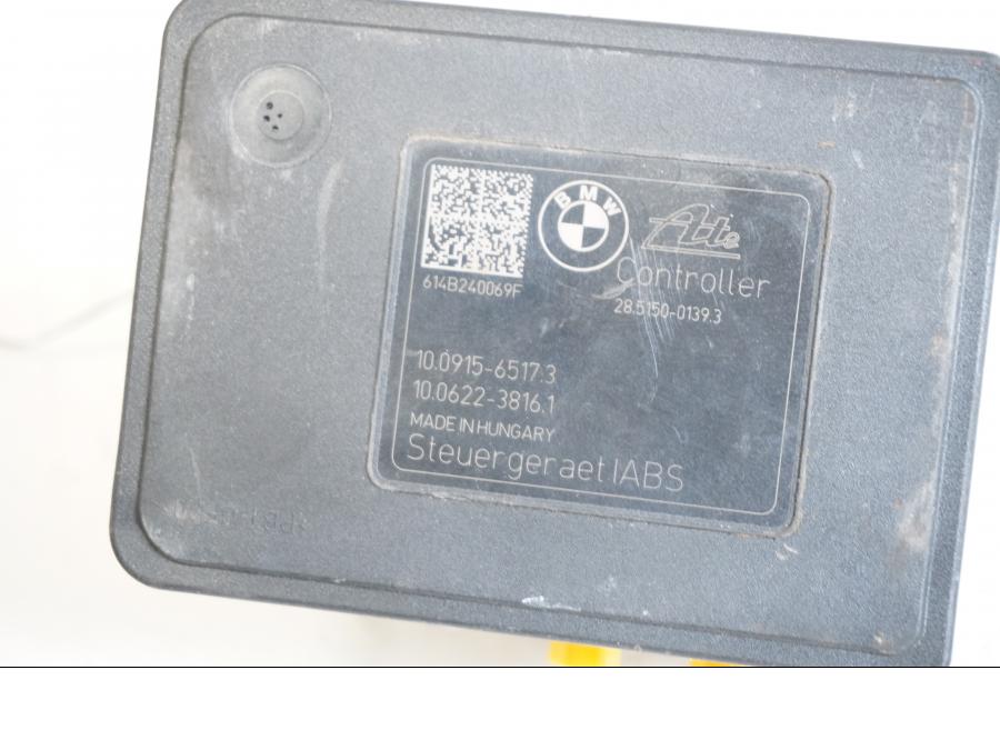 Höger sida på ABS Modulator från en BMW S 1000 RR -2015 motorcykel.