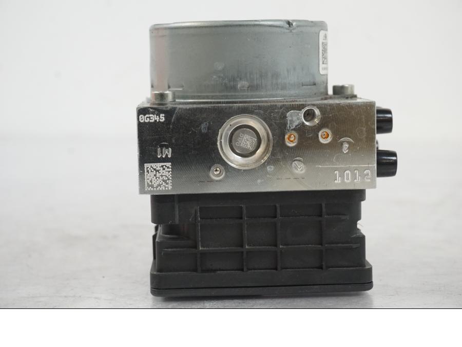 Snett uppifrån på ABS Modulator från en BMW R 1250 GS -2021 motorcykel.