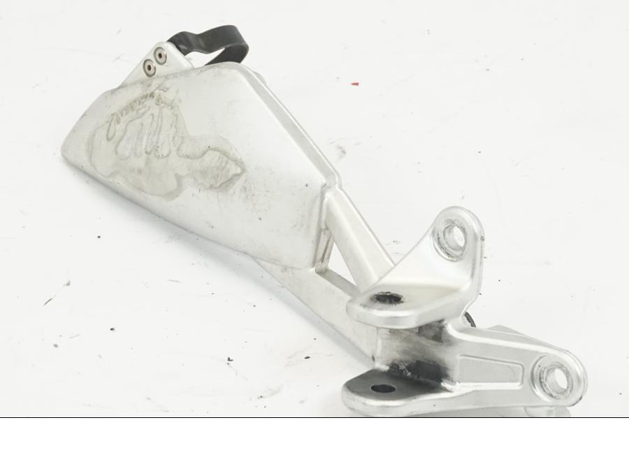 Vänster sida på Fotpinnefäste från en BMW K 1200 S -2006 motorcykel.