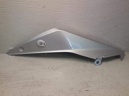 Framsidan på Sidkåpa från en KTM 1190 Adventure -2015 motorcykel.