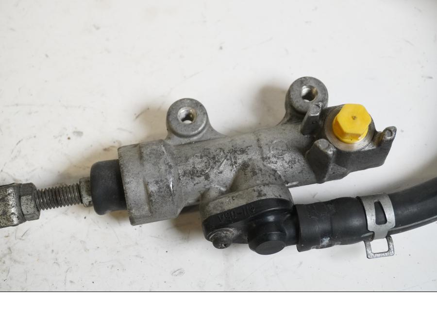 Baksidan på Bromshuvudcylinder från en Suzuki GSX 1300 R -1999 motorcykel.