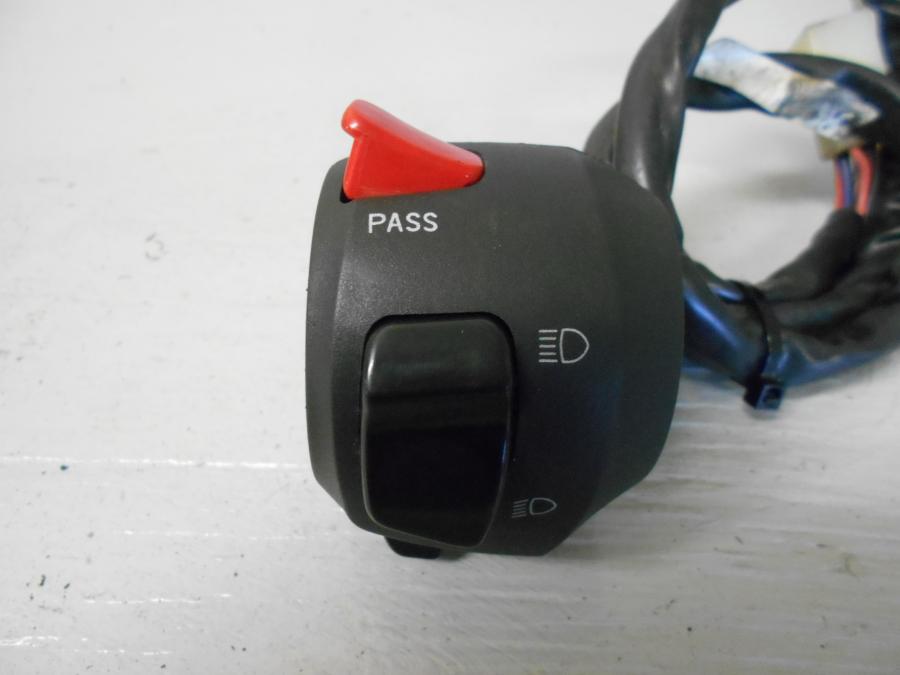 Framsidan på Styrelreglage från en Yamaha YZF-R 125 -2012 motorcykel.