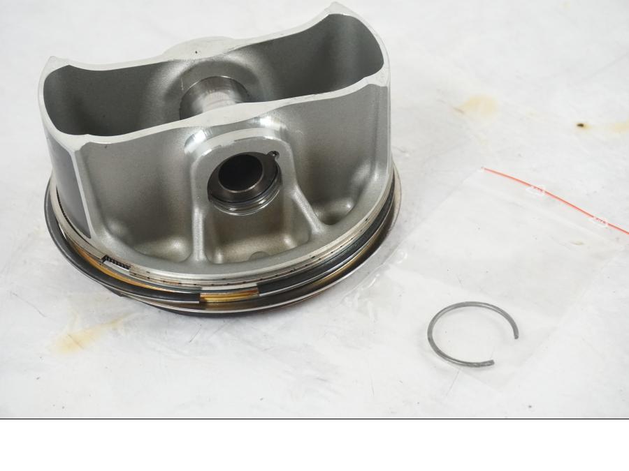 Framsidan på Kolv från en BMW R 1250 GS -2021 motorcykel.