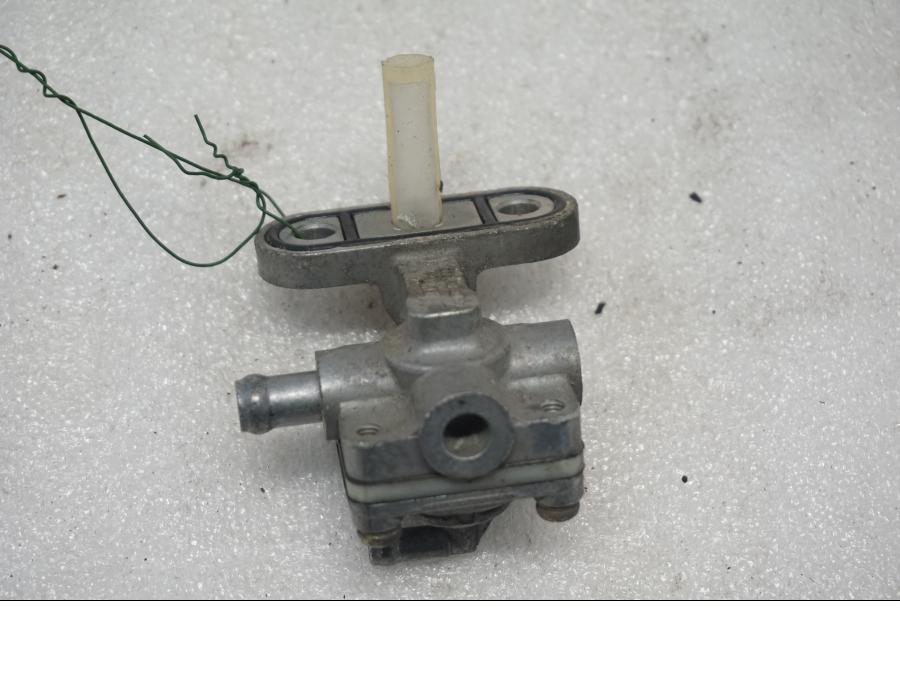 Framsidan på Bensinkran från en Suzuki VL 800 -2004 motorcykel.