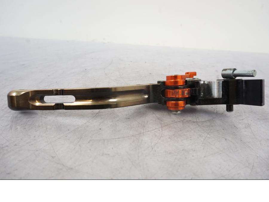 Baksidan på Kopplingsgrepp från en KTM 990 Super Duke -2006 motorcykel.