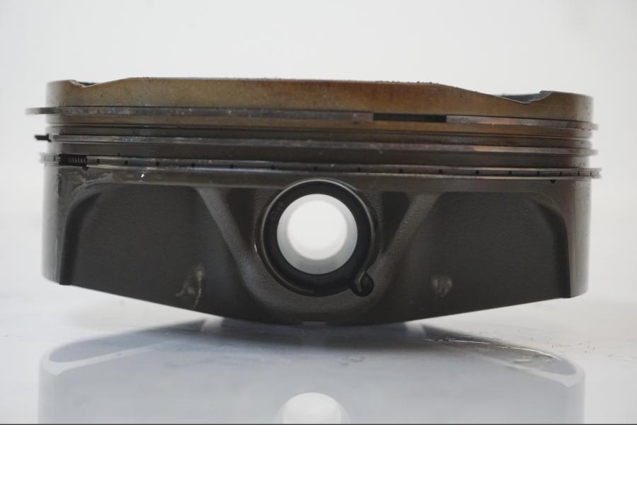 Vänster sida på Kolv från en KTM 1190 Adventure -2015 motorcykel.