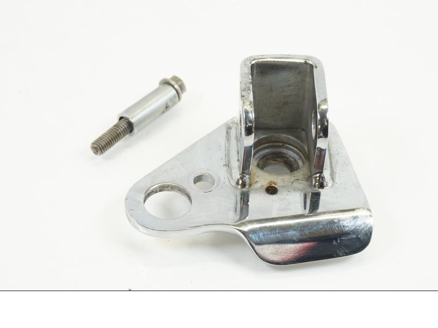 Framsidan på Fotpinnefäste från en Triumph Speedmaster -2006 motorcykel.