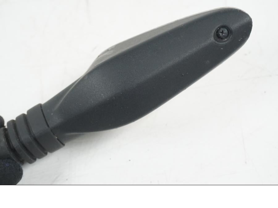 Snett nerifrån på Blinkers från en Ducati Hyperstrada -2013 motorcykel.