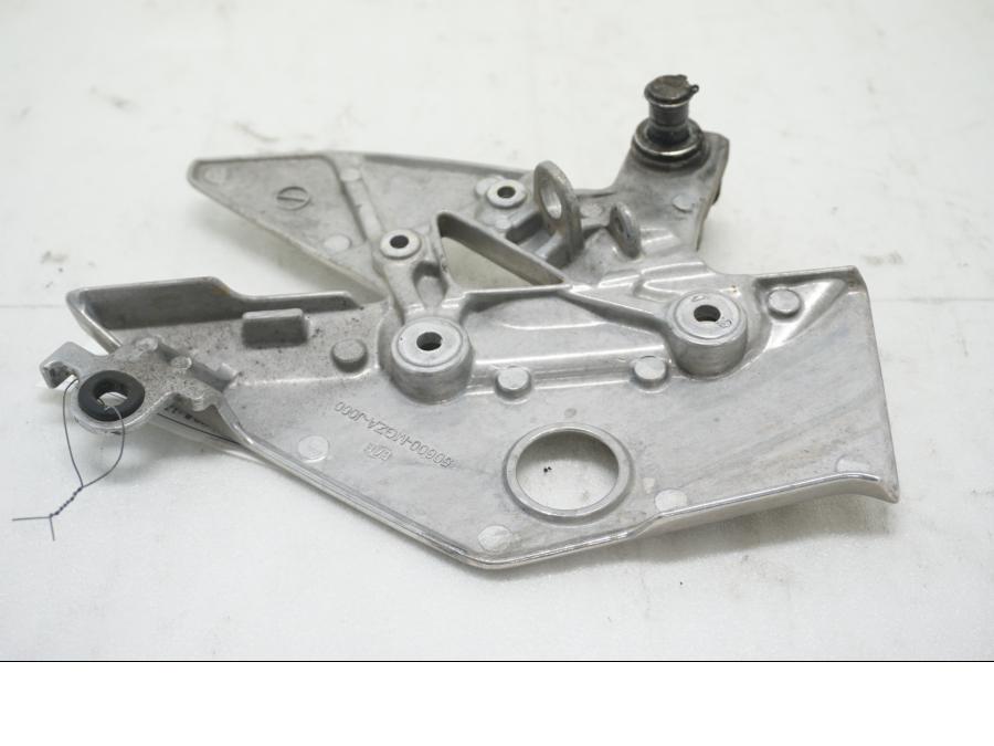 Baksidan på Fotpinnefäste från en Honda CBR 500 R -2013 motorcykel.