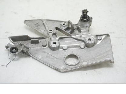 Baksidan på Fotpinnefäste från en Honda CBR 500 R -2013 motorcykel.