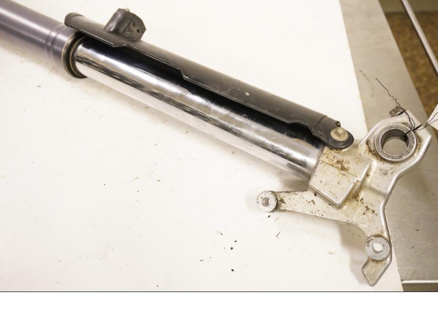 Vänster sida på Gaffelben från en KTM 625 SXC -2004 motorcykel.