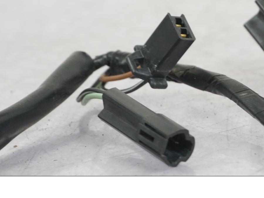 Snett nerifrån på Kablage från en Suzuki GSX 1300 RX -1999 motorcykel.