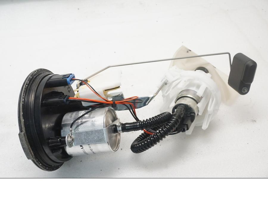 Baksidan på Bensinpump insprut från en BMW R 1200 GSA -2017 motorcykel.