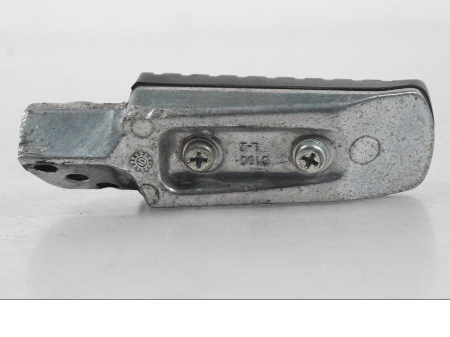 Snett nerifrån på Fotpinne från en Kawasaki ER-6N ABS -2010 motorcykel.