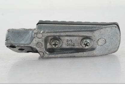 Snett nerifrån på Fotpinne från en Kawasaki ER-6N ABS -2010 motorcykel.