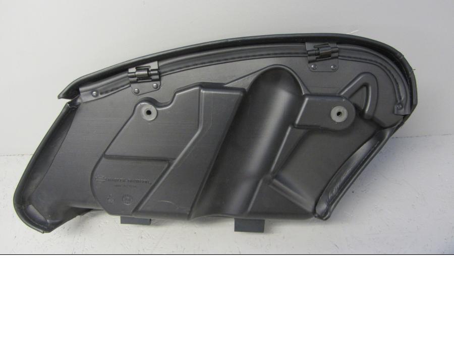 Snett nerifrån på Sidoväska från en H-D Touring Road King Classic FLHRCI -2018 motorcykel.