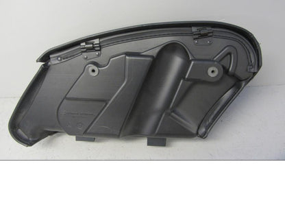 Snett nerifrån på Sidoväska från en H-D Touring Road King Classic FLHRCI -2018 motorcykel.