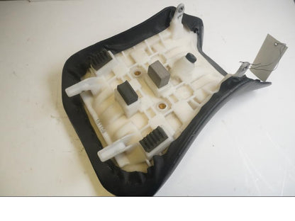 Höger sida på Sadel från en Suzuki SV 650 -2006 motorcykel.