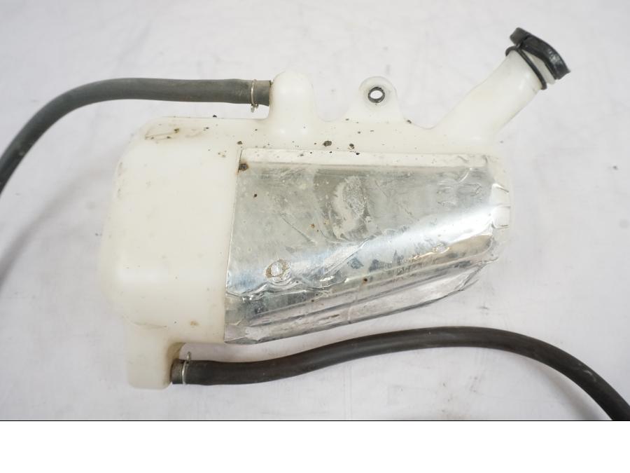 Baksidan på Vattenexpansionskärl från en Honda VFR 1200 -2010 motorcykel.
