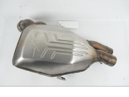 Snett nerifrån på Mellanburk från en MV Agusta Brutale 800 -2004 motorcykel.