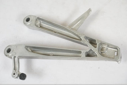 Vänster sida på Fotpinnefäste från en Honda CBR 1000 RR -2007 motorcykel.