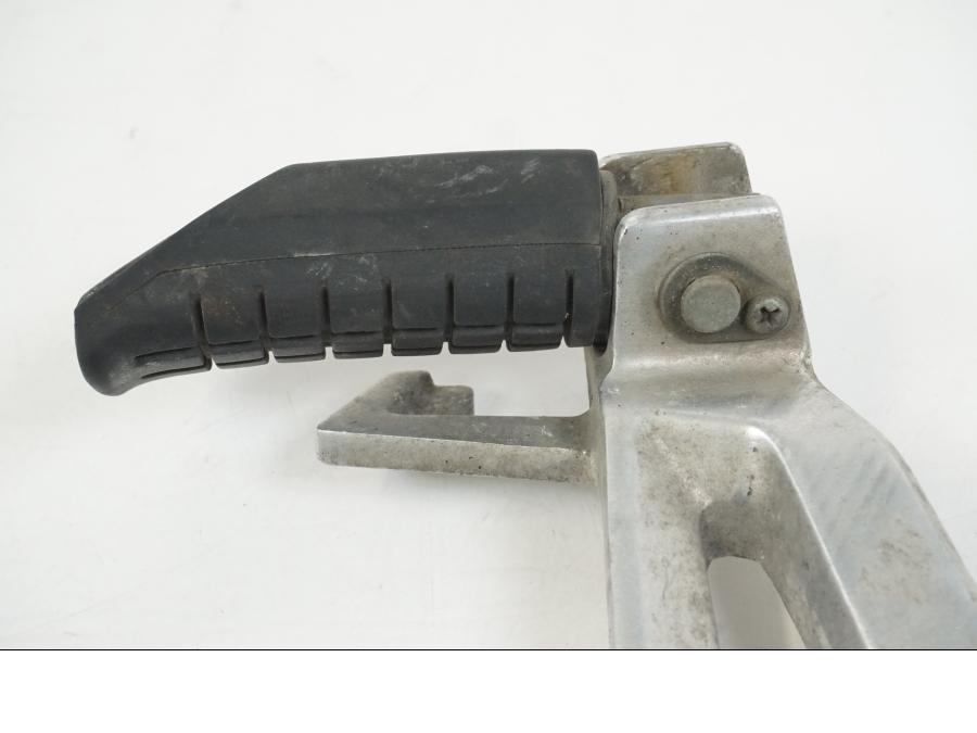 Vänster sida på Fotpinnefäste från en Honda CBR 125 R -2006 motorcykel.