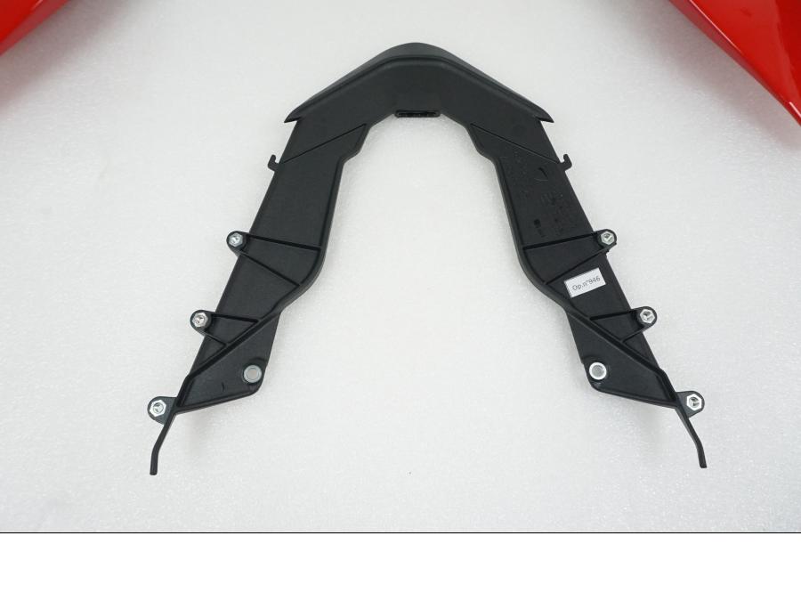 Snett nerifrån på Bakvinge från en Ducati Panigale V2 -2022 motorcykel.