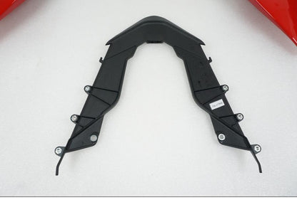 Snett nerifrån på Bakvinge från en Ducati Panigale V2 -2022 motorcykel.