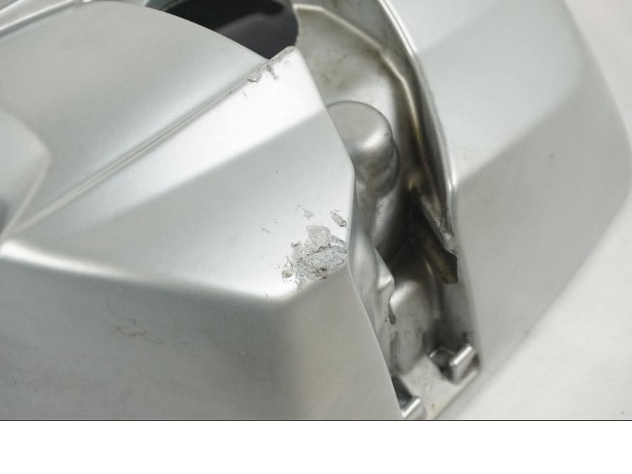 Baksidan på Ventilkåpa från en BMW R 1200 R -2012 motorcykel.