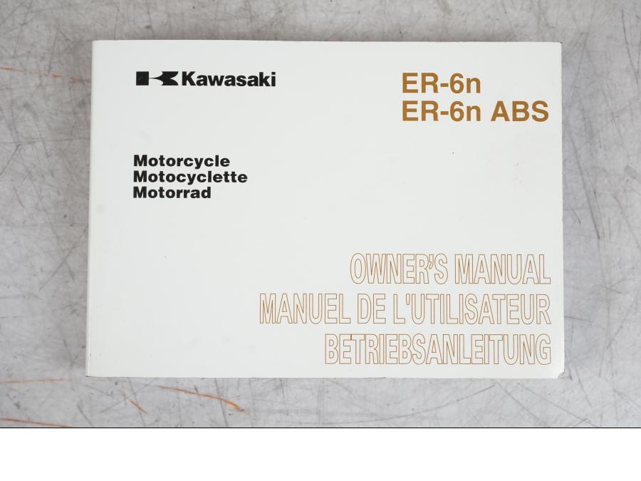 Framsidan på Instruktionsbok från en Kawasaki ER-6N ABS -2011 motorcykel.