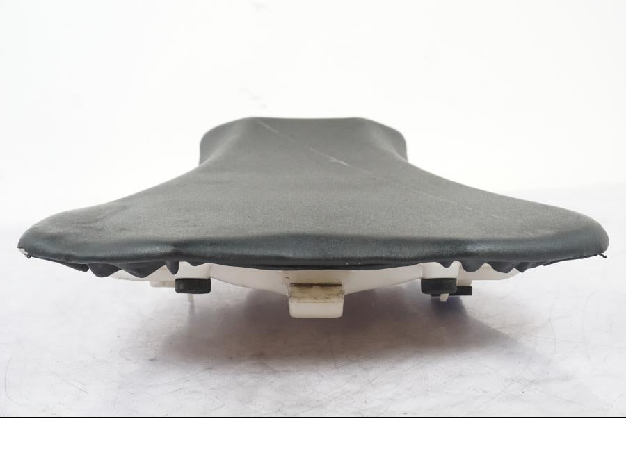 Snett uppifrån på Sadel från en Kawasaki ZX-6R -2011 motorcykel.