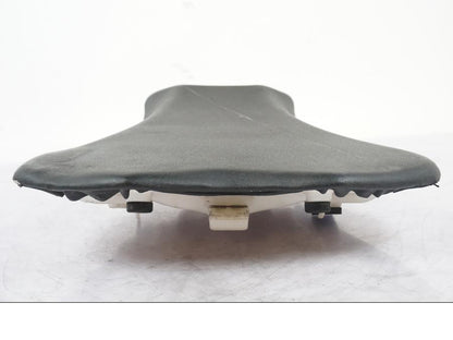 Snett uppifrån på Sadel från en Kawasaki ZX-6R -2011 motorcykel.